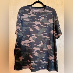 Banana Republic Men's Green and Brown Camo Tee- Size XXL/Tall-Long